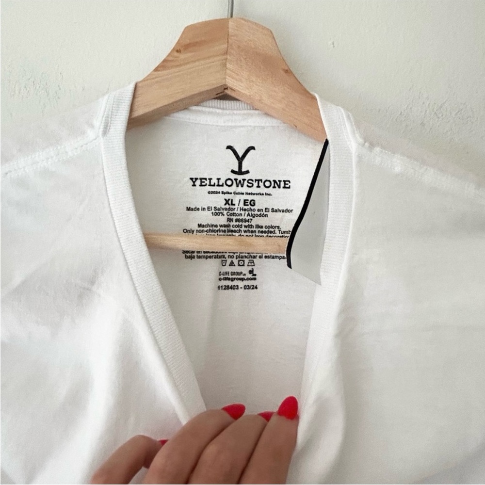 ⭐️ NEW Yellowstone White XL Graphic T-Shirt with Bull Design NWT - Picture 2 of 4